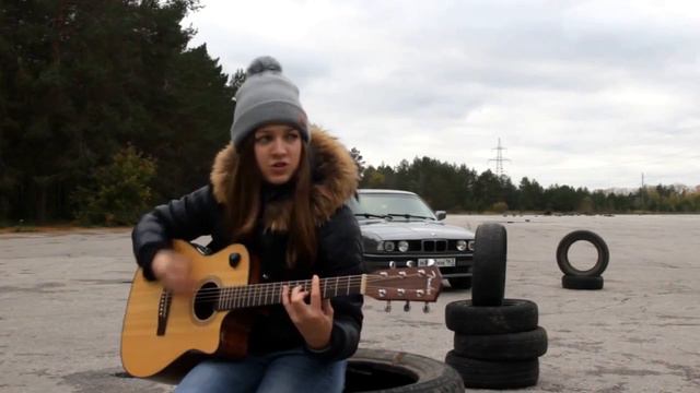 114  Красиво и с душой спето! Девушка с гитарой на пляже