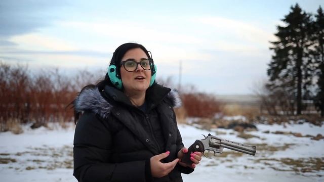 Mrs. Outlaw's Super Short Colt Python Review смотреть онлайн