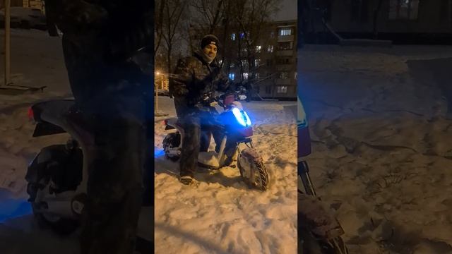 электроскутер зимой не боится смотреть онлайн