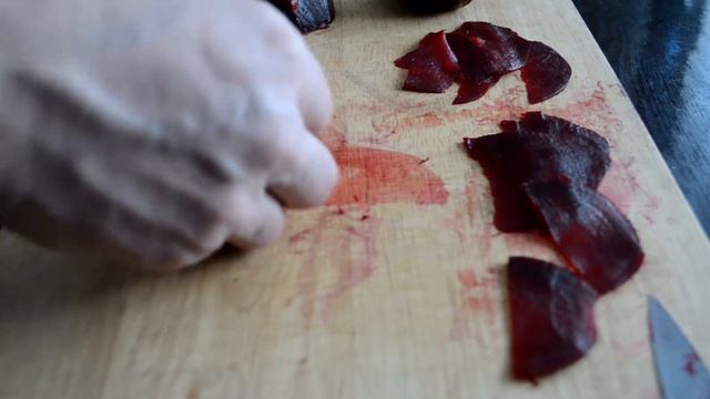 Украшение блюд. Украшение из овощей. Как сделать розы из отварной свеклы. смотреть онлайн