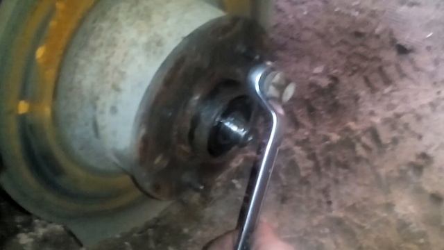 Как снять переднюю ступицу ВАЗ КЛАССИКА без молотка. смотреть онлайн