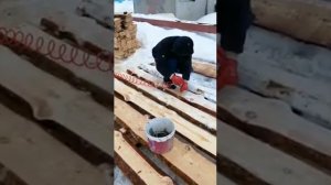 Работа с гвоздезабивным пневматическим молотком (наладонный нейлер)