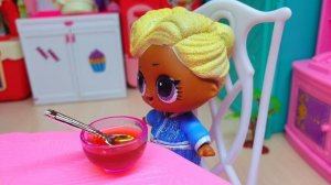 Вкусности от Стэси для Макса и Кати  | Куклы ЛОЛ сюрприз Смешные мультики iKira
