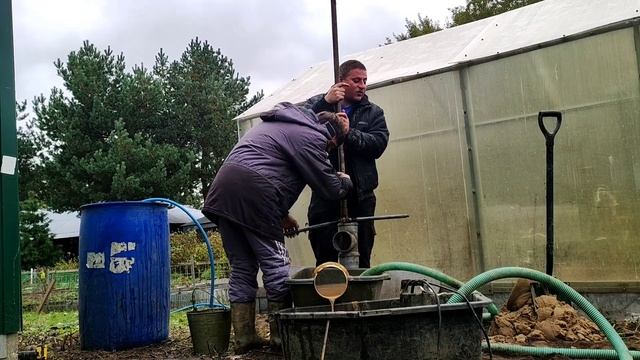 Ручное гидробурение скважины. Злая абиссинка. смотреть онлайн