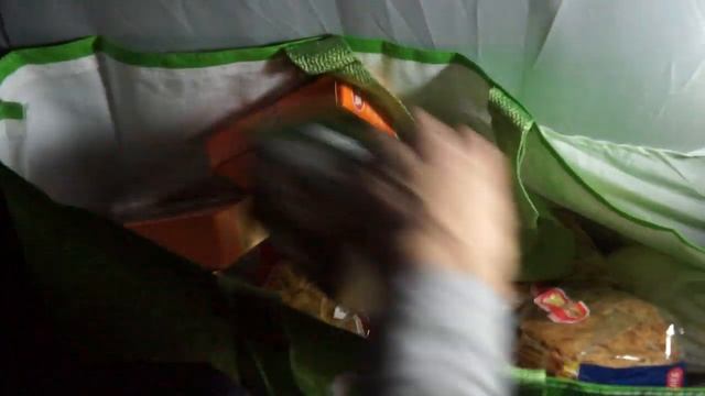 В палатке во время дождя смотреть онлайн