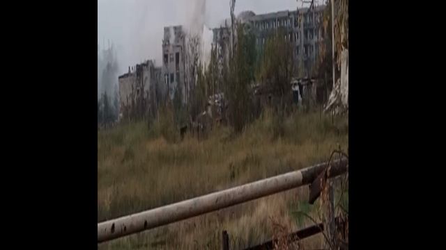 Танк поддерживает бойцов 107 сб ВС РФ Имени Георгия Победоносца смотреть онлайн