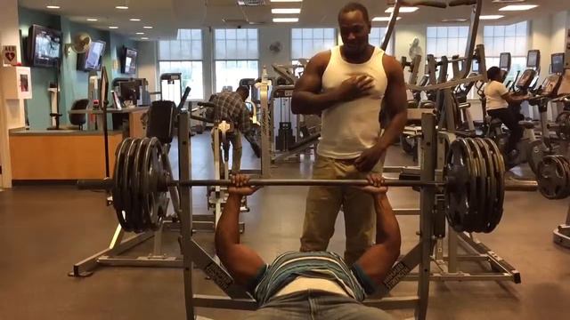 Emanuel - 425 LB Bench Press смотреть онлайн