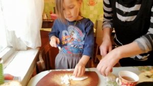 жизнь в деревне. дочка режет капусту.