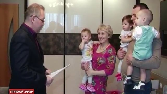Екатеринбуржцы с тройней получили сертификат на улучшение жилищных условий смотреть онлайн