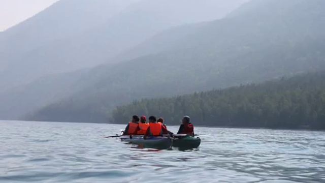 Люди в лодках смотреть онлайн