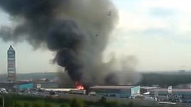 Пожар на строительном рынке "Мельница" 41 км МКАД 20.05.2013 г. смотреть онлайн