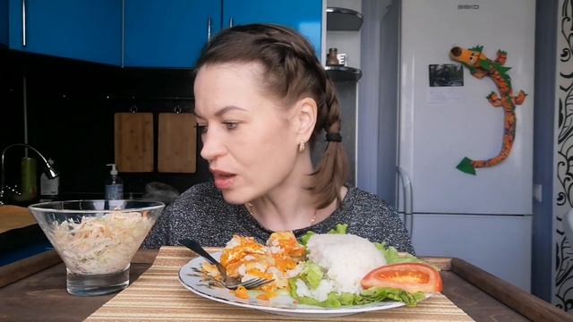 МУКБАНГ РЫБА ЗАПЕЧЁННАЯ С ОВОЩАМИ, САЛАТ С КАПУСТОЙ/MUKBANG HALK FAMILY ЕДА смотреть онлайн