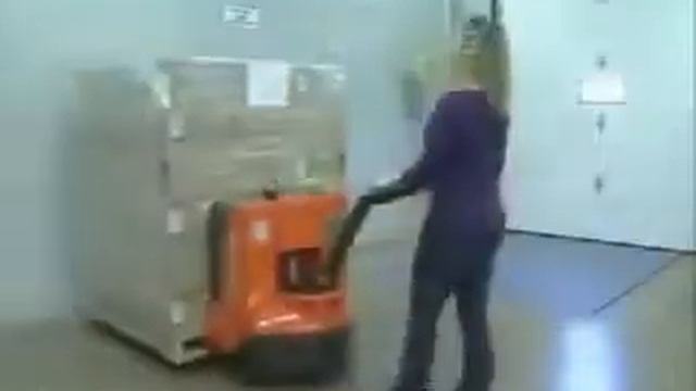Toyota 7HBW23 Walkie Electric Pallet Truck смотреть онлайн