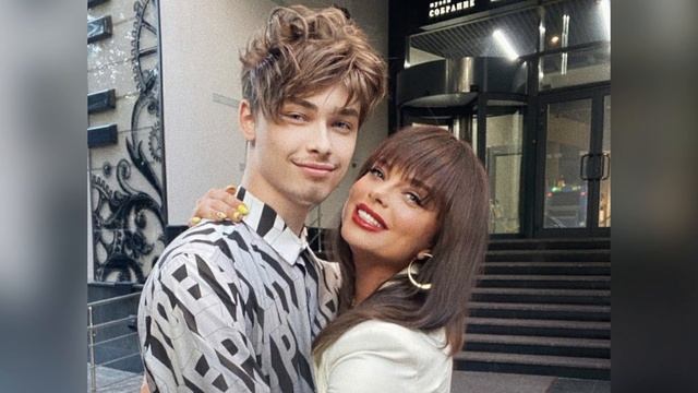 «Научился выкручиваться»: бездарный сын Королевой жестко подвел ее смотреть онлайн