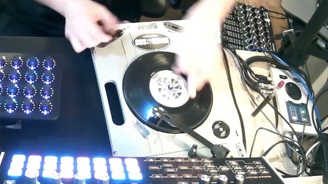 DJ Soo - Roundabout - live synth and MPC jam - House/Disco/turntablism смотреть онлайн