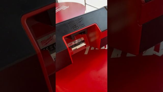 Milwaukee M18 AM / FM Radio and USB / Bluetooth Speaker смотреть онлайн