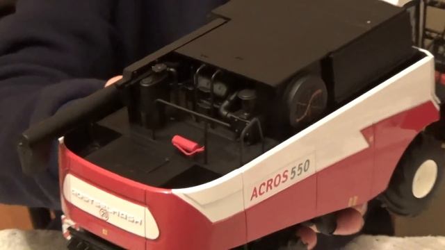 Модель зерноуборочного комбайна "Акрос 550" 1:32 смотреть онлайн