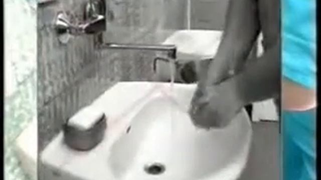 Обработка рук хирурга  Washing Of Hands Of The Surgeon 2