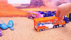 Сюрпризы MINI CARS3 | Игрушечные машинки с Транспортировщиками Мак | Видео для детей