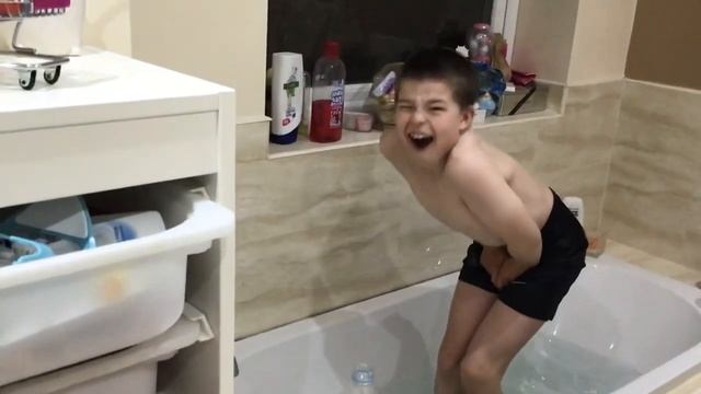 ICE COLD BATH CHALLENGE *BLOODY COLD* смотреть онлайн