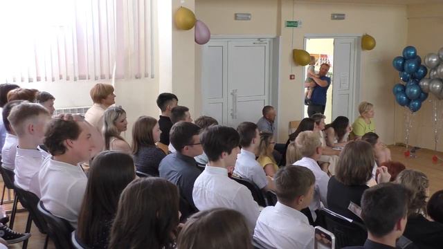 Напутственные слова родителей выпускникам 9-х классов 2022 ГУО "СШ N1", вид из зала. смотреть онлайн