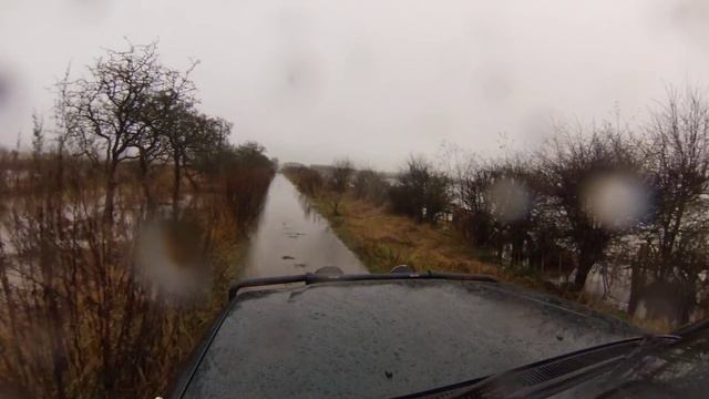 Toyota Land Cruiser 100 on a very wet day смотреть онлайн