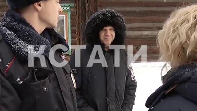 Новым скандалом закончилась попытка спасения администрацией запертых на втором этаже жителей смотреть онлайн