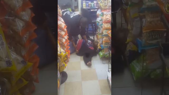 Too funny!Robber tries to rob pregnant woman with table leg !! Clerk beats him and blames Trump. смотреть онлайн