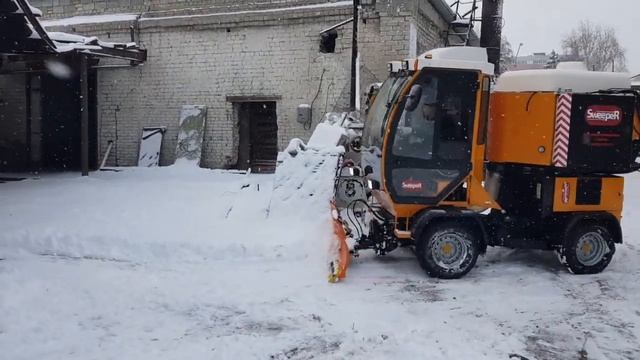 Пример уборки зимой - многофункциональная уборочная машина Sweeper ММК 1500 смотреть онлайн