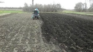 Минитрактор малютка пашет 2х корпусным плугом