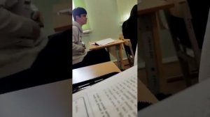 Училка орет на учеников(на самом деле за дело)