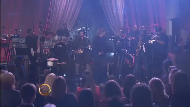 Queen Latifah Performs "I Love Being Here With You" смотреть онлайн