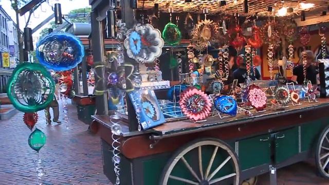 Разноцветные шарики в Бостоне смотреть онлайн