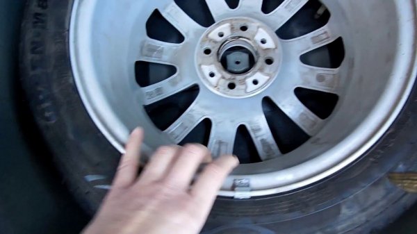 Сравниваем ниши запасных колёс у Весты и Гранты