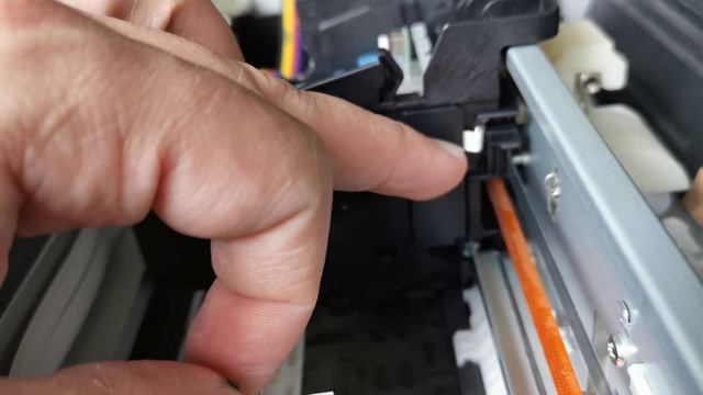 TX219 Вставить шлейф позади каретки. смотреть онлайн