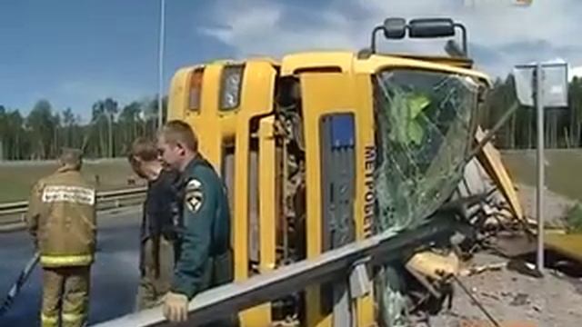 FORD FOCUS - наезд на столб на Обводном смотреть онлайн