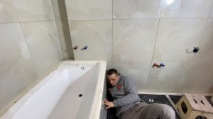 Экран под ванну из плитки (парящий), + подсветка ниши для ног под ванной