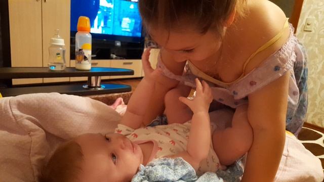 Балуемся с сестрёнкой! Я так её люблю... смотреть онлайн