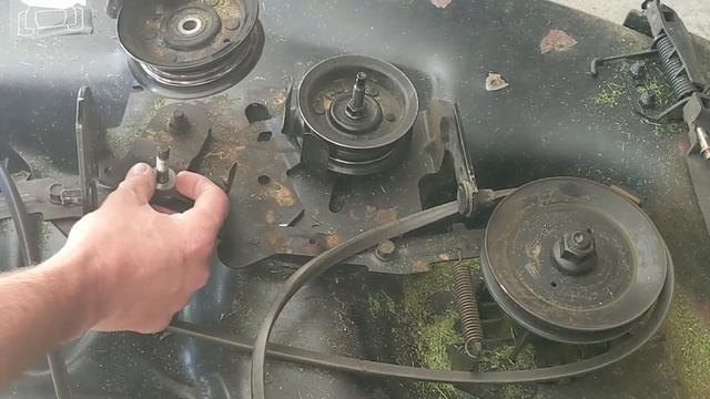 Craftsman LT2000 Riding Mower How To Fix Cutting Blades Still Spinning! | Deck Will Not Disengage смотреть онлайн