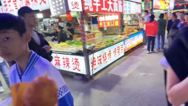 ЗУБАРЕВ СЪЕЛ ЦЕЛОГО ОСЬМИНОГА! ГУЛЯЕМ С ПОДПИСЧИЦЕЙ ПО КИТАЙСКОМУ РЫНКУ zubarefff #юмор #китай смотреть онлайн