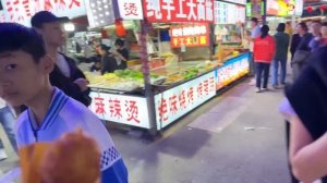 ЗУБАРЕВ СЪЕЛ ЦЕЛОГО ОСЬМИНОГА! ГУЛЯЕМ С ПОДПИСЧИЦЕЙ ПО КИТАЙСКОМУ РЫНКУ zubarefff #юмор #китай