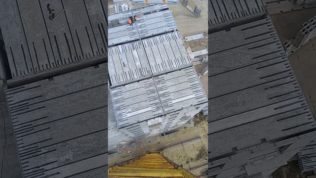 КБ 503Б. Монтаж плиты перекрытия траверсой.