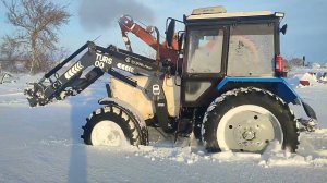 Задуло деревню.завожу трактор в -23,чистим снег, подкидываем сено.
