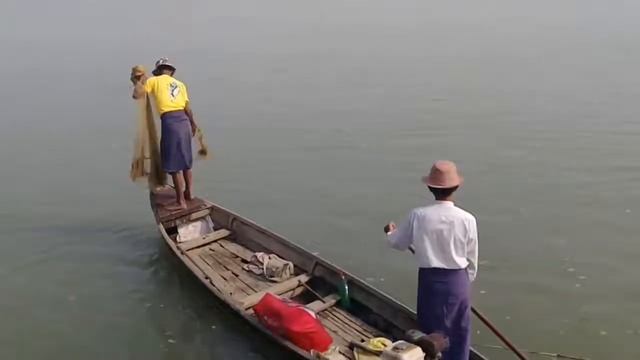 cooperative fishing with Irrawaddy dolphin смотреть онлайн