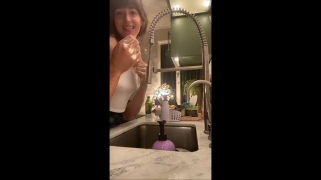 Dakota Johnson - Hand Wash Challenge with Chris Martin смотреть онлайн