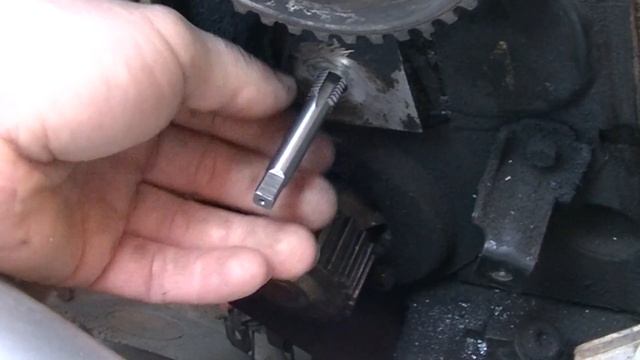 КАК НАРЕЗАТЬ РЕЗЬБУ ПОД ШПИЛЬКУ РОЛИКА Г.Р.М. ВАЗ 2108 смотреть онлайн