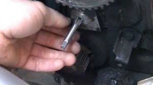 КАК НАРЕЗАТЬ РЕЗЬБУ ПОД ШПИЛЬКУ РОЛИКА Г.Р.М. ВАЗ 2108