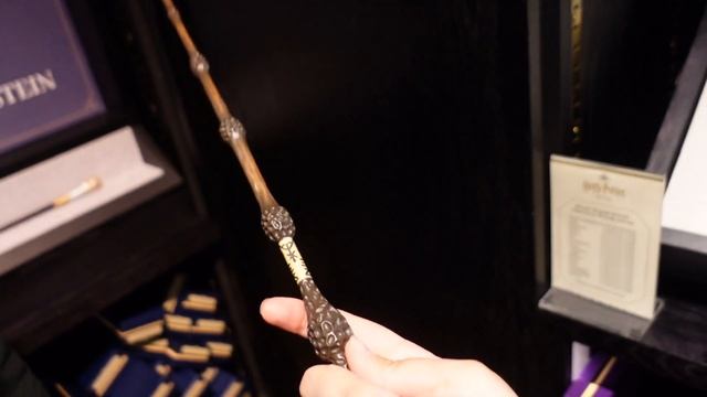 Walk Through The Brand NEW Harry Potter Store New York City. Closer Look At All The Wands смотреть онлайн