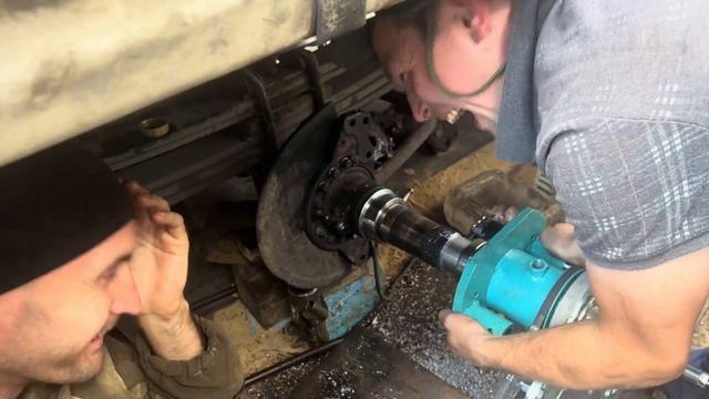 Ремонт посадки подшипника и резьбы на чулке КамАЗ без снятия моста