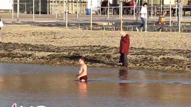 Купание в море 15.12.2011. Анапа Курорт Инфо смотреть онлайн